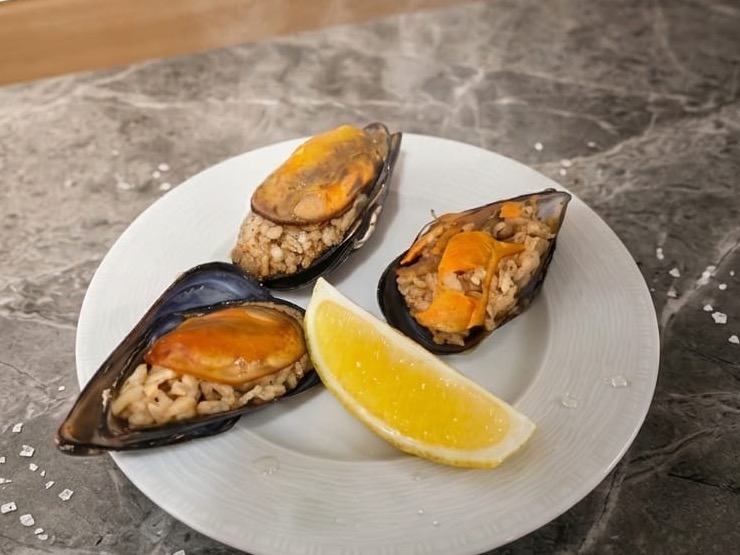 Limonla servis edilen midye dolma tabağı — Denizli Albayrak Pilavcısı